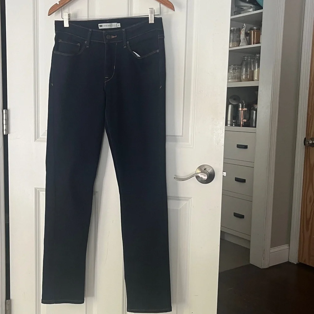 Levi’s Mid Rise Super Dark Blue Skinny Jeans w/ stretch. Size 8